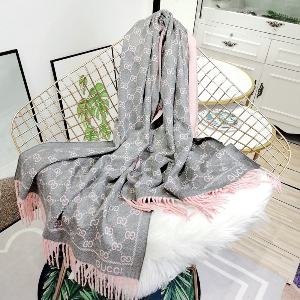 Gucci Elegant Gray and Pink Scarf
